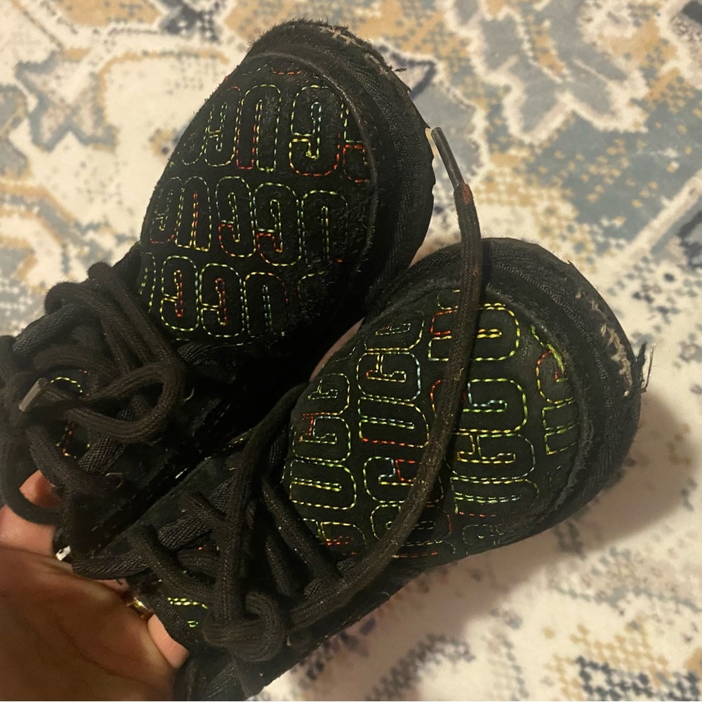UGG NEUMEL II GRAPHIC STITCH BLACK CHUKKA SUEDE BOOTS KIDS